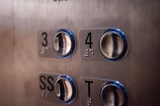 Elevador com braille na biblioteca