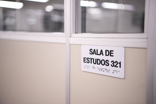 Sala de estudos com braille na biblioteca